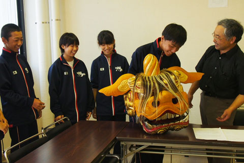 羽幌中学校1年生が加賀獅子について学習しました