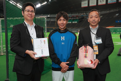 羽幌町応援大使武田勝選手に特産品を贈呈
